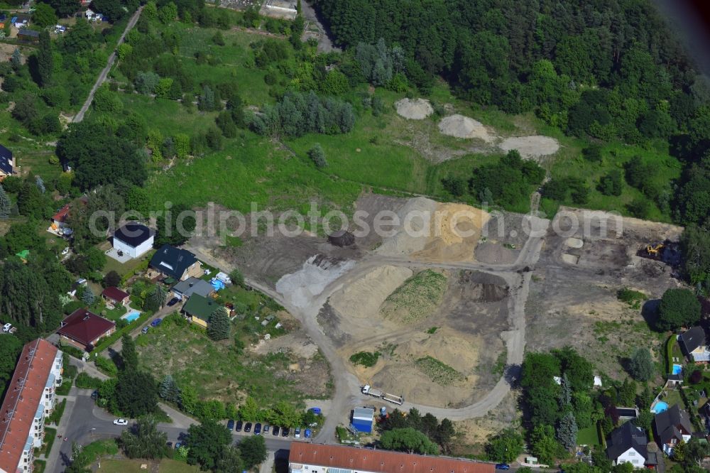 Berlin Köpenick from the bird's eye view: Residential area on Feldblumenweg - Gruene Trift on the outskirts of the district Köpenick in Berlin. The company cds Wohnbau Berlin GmbH plans to the forest to build a new housing estate with 70 double rooms and townhouses