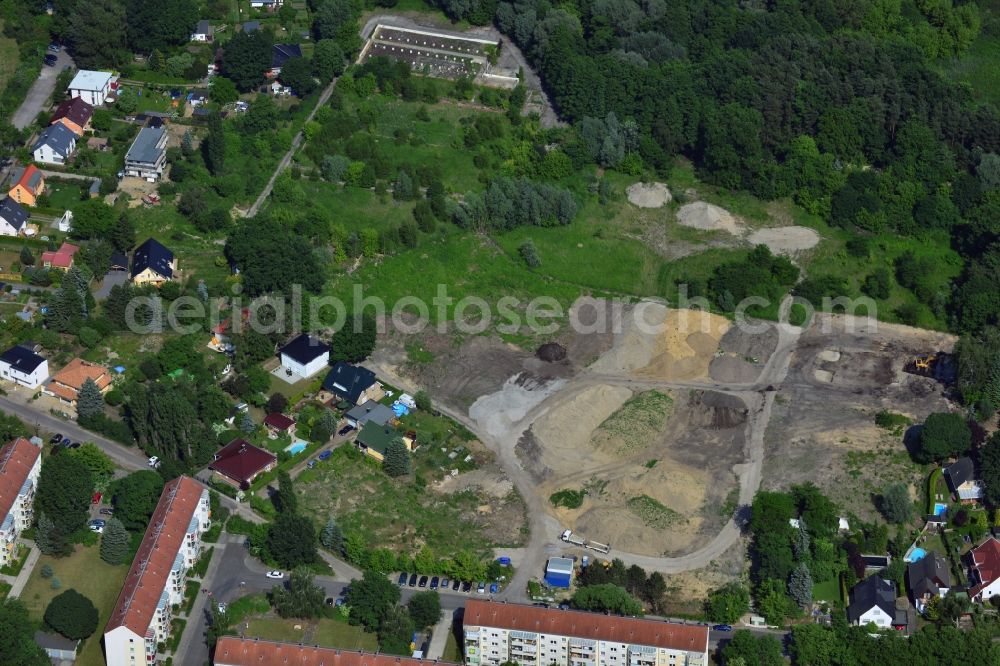 Aerial image Berlin Köpenick - Residential area on Feldblumenweg - Gruene Trift on the outskirts of the district Köpenick in Berlin. The company cds Wohnbau Berlin GmbH plans to the forest to build a new housing estate with 70 double rooms and townhouses