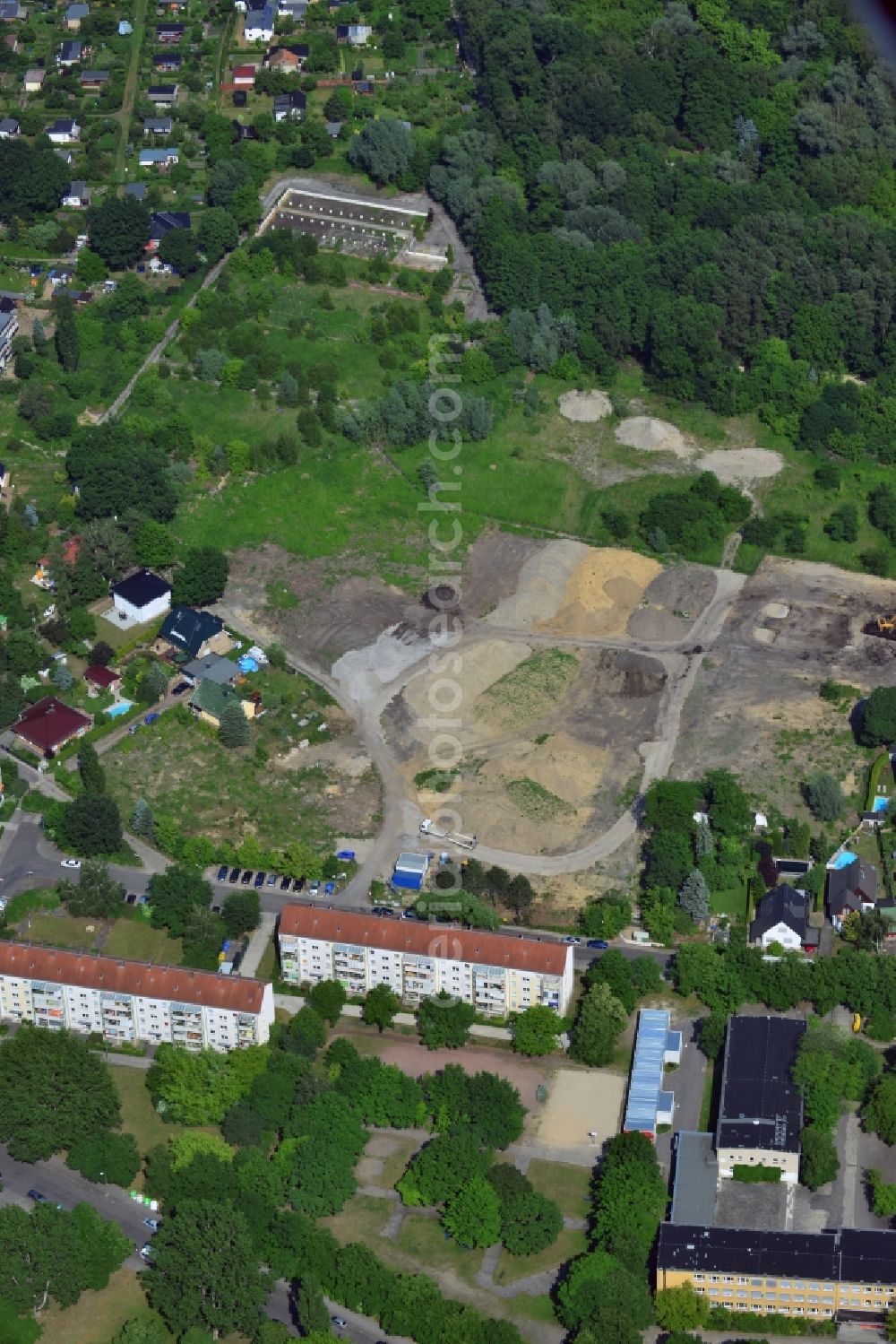 Aerial photograph Berlin Köpenick - Residential area on Feldblumenweg - Gruene Trift on the outskirts of the district Köpenick in Berlin. The company cds Wohnbau Berlin GmbH plans to the forest to build a new housing estate with 70 double rooms and townhouses