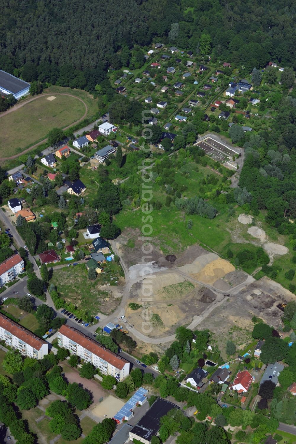 Berlin Köpenick from above - Residential area on Feldblumenweg - Gruene Trift on the outskirts of the district Köpenick in Berlin. The company cds Wohnbau Berlin GmbH plans to the forest to build a new housing estate with 70 double rooms and townhouses