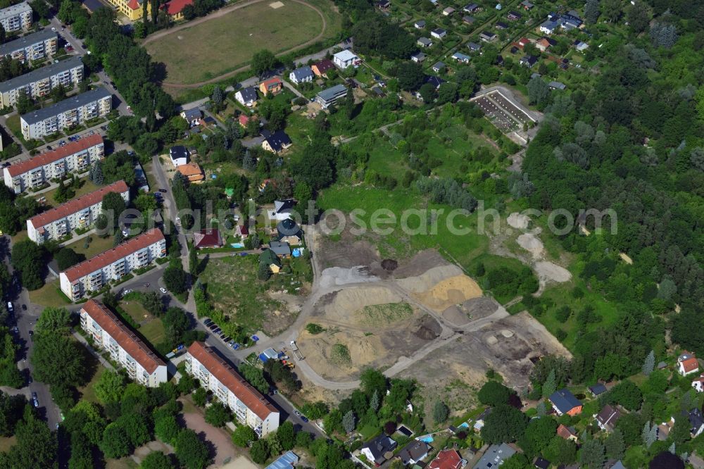 Berlin Köpenick from the bird's eye view: Residential area on Feldblumenweg - Gruene Trift on the outskirts of the district Köpenick in Berlin. The company cds Wohnbau Berlin GmbH plans to the forest to build a new housing estate with 70 double rooms and townhouses