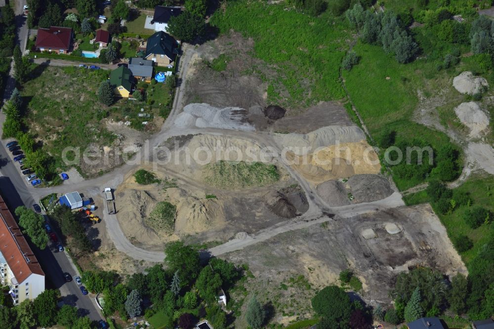 Aerial image Berlin Köpenick - Residential area on Feldblumenweg - Gruene Trift on the outskirts of the district Köpenick in Berlin. The company cds Wohnbau Berlin GmbH plans to the forest to build a new housing estate with 70 double rooms and townhouses