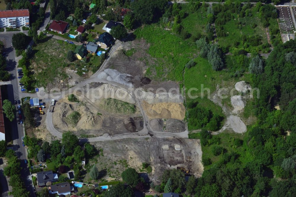 Aerial photograph Berlin Köpenick - Residential area on Feldblumenweg - Gruene Trift on the outskirts of the district Köpenick in Berlin. The company cds Wohnbau Berlin GmbH plans to the forest to build a new housing estate with 70 double rooms and townhouses