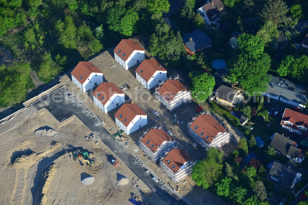 Berlin from the bird's eye view: Residential area on Feldblumenweg - Gruene Trift on the outskirts of the district Koepenick in Berlin. The company cds Wohnbau Berlin GmbH plans to the forest to build a new housing estate with 70 double rooms and townhouses