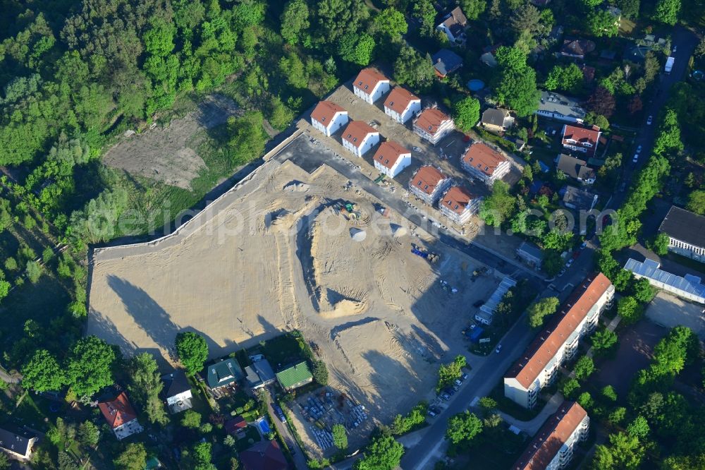 Berlin from above - Residential area on Feldblumenweg - Gruene Trift on the outskirts of the district Koepenick in Berlin. The company cds Wohnbau Berlin GmbH plans to the forest to build a new housing estate with 70 double rooms and townhouses