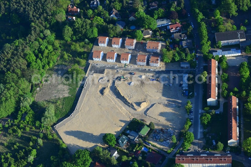 Berlin from the bird's eye view: Residential area on Feldblumenweg - Gruene Trift on the outskirts of the district Koepenick in Berlin. The company cds Wohnbau Berlin GmbH plans to the forest to build a new housing estate with 70 double rooms and townhouses