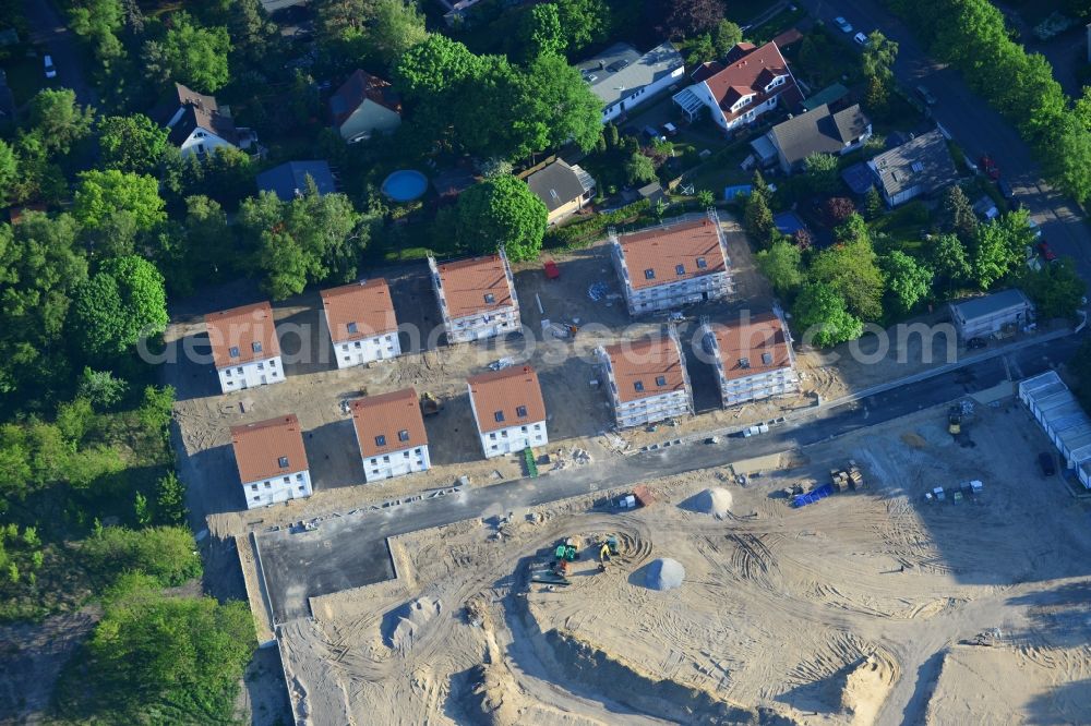 Aerial photograph Berlin - Residential area on Feldblumenweg - Gruene Trift on the outskirts of the district Koepenick in Berlin. The company cds Wohnbau Berlin GmbH plans to the forest to build a new housing estate with 70 double rooms and townhouses