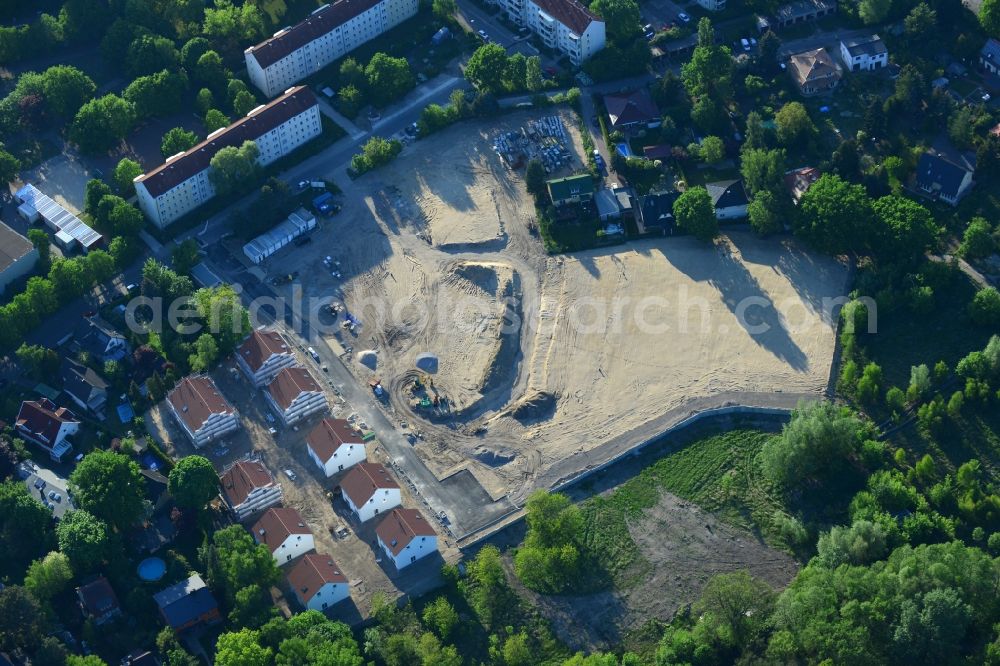 Aerial photograph Berlin - Residential area on Feldblumenweg - Gruene Trift on the outskirts of the district Koepenick in Berlin. The company cds Wohnbau Berlin GmbH plans to the forest to build a new housing estate with 70 double rooms and townhouses