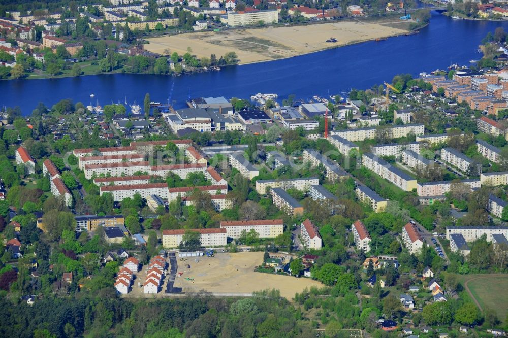 Aerial photograph Berlin - Residential area on Feldblumenweg - Gruene Trift on the outskirts of the district Koepenick in Berlin. The company cds Wohnbau Berlin GmbH plans to the forest to build a new housing estate with 70 double rooms and townhouses