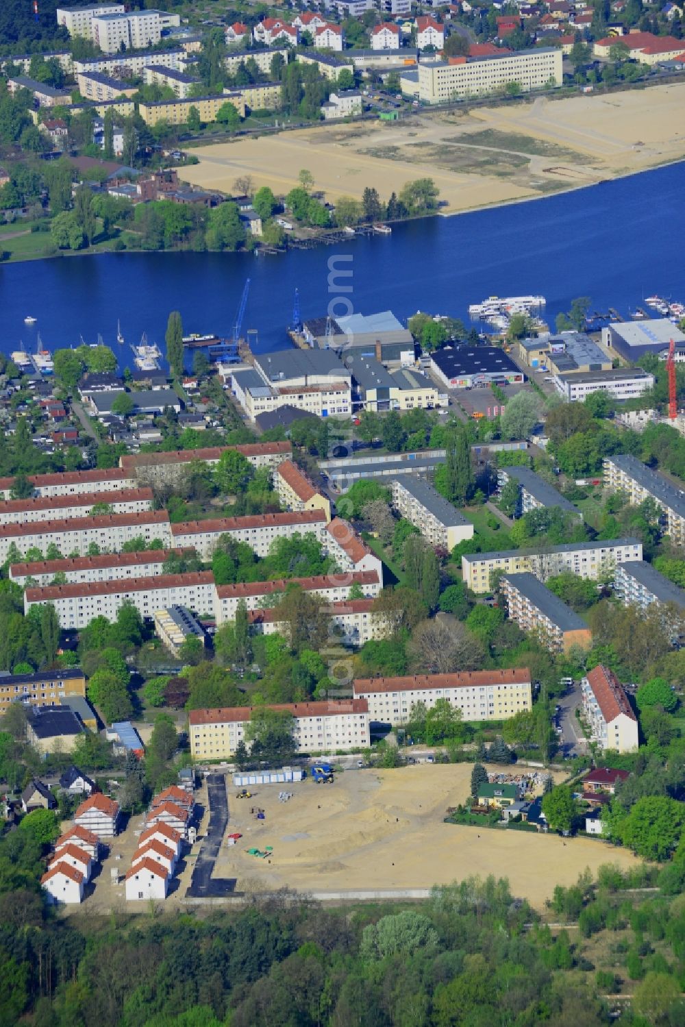 Berlin from the bird's eye view: Residential area on Feldblumenweg - Gruene Trift on the outskirts of the district Koepenick in Berlin. The company cds Wohnbau Berlin GmbH plans to the forest to build a new housing estate with 70 double rooms and townhouses