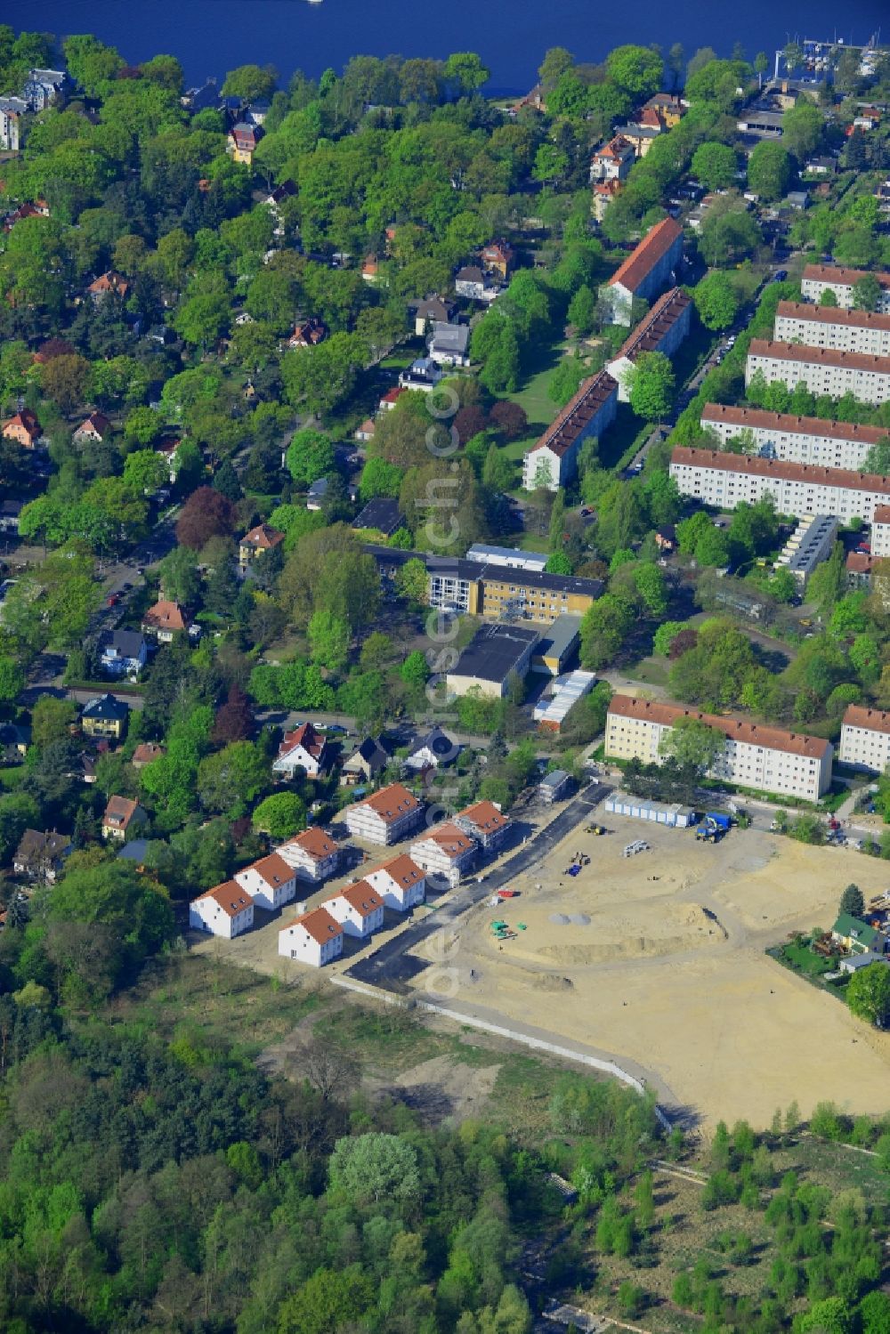 Aerial photograph Berlin - Residential area on Feldblumenweg - Gruene Trift on the outskirts of the district Koepenick in Berlin. The company cds Wohnbau Berlin GmbH plans to the forest to build a new housing estate with 70 double rooms and townhouses