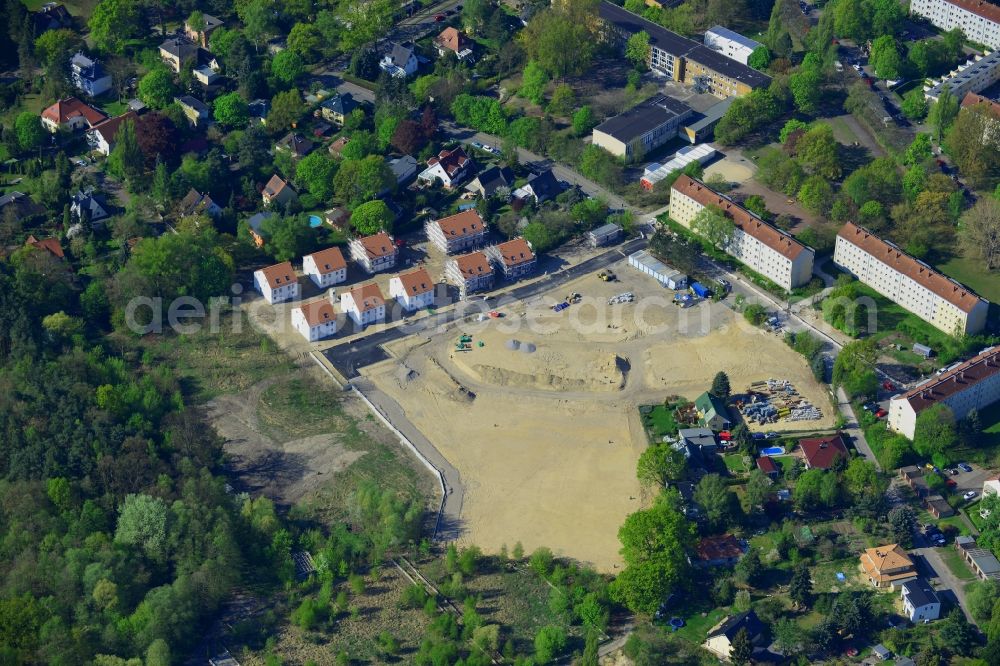 Berlin from the bird's eye view: Residential area on Feldblumenweg - Gruene Trift on the outskirts of the district Koepenick in Berlin. The company cds Wohnbau Berlin GmbH plans to the forest to build a new housing estate with 70 double rooms and townhouses