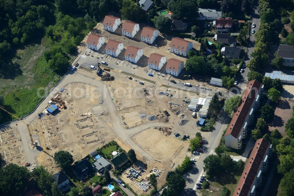 Aerial photograph Berlin - Residential area on Feldblumenweg - Gruene Trift on the outskirts of the district Koepenick in Berlin. The company cds Wohnbau Berlin GmbH plans to the forest to build a new housing estate with 70 double rooms and townhouses