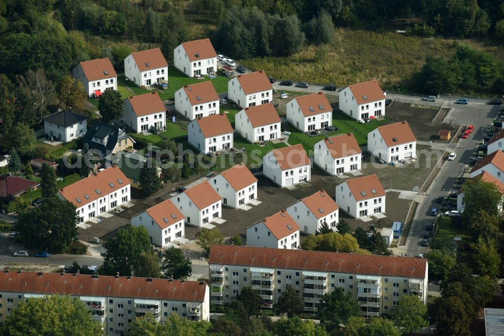 Aerial photograph Berlin - Residential area on Feldblumenweg - Gruene Trift on the outskirts of the district Koepenick in Berlin. The company cds Wohnbau Berlin GmbH plans to the forest to build a new housing estate with double rooms and townhouses