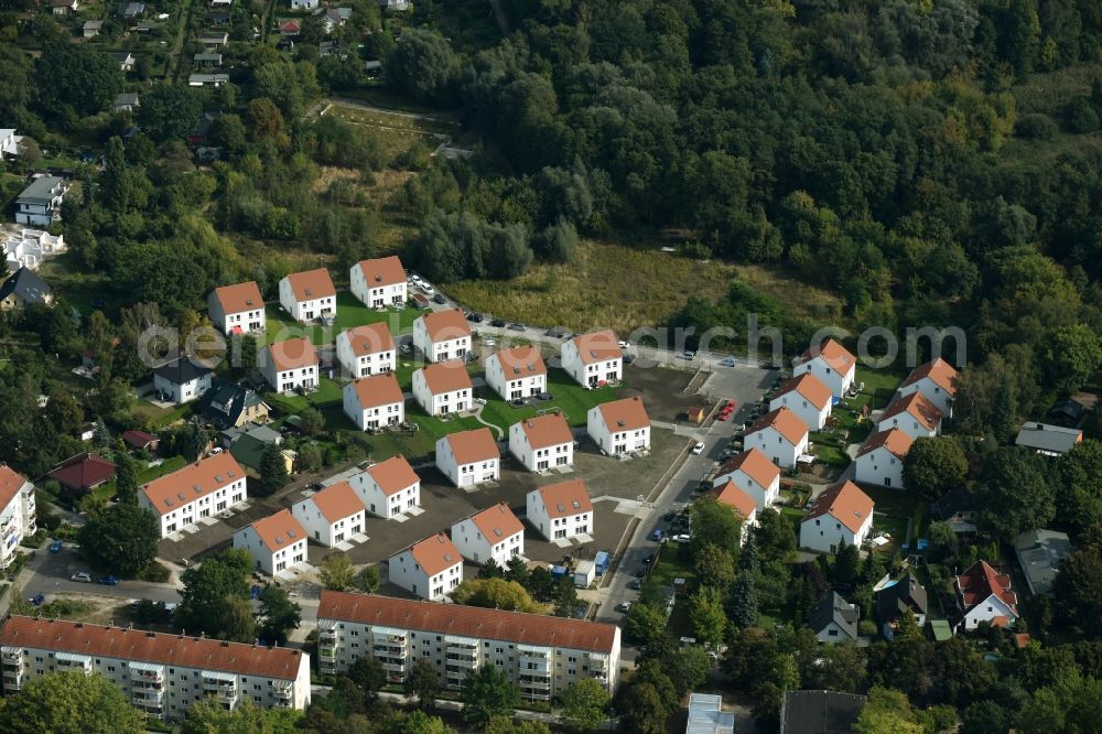 Berlin from the bird's eye view: Residential area on Feldblumenweg - Gruene Trift on the outskirts of the district Koepenick in Berlin. The company cds Wohnbau Berlin GmbH plans to the forest to build a new housing estate with double rooms and townhouses