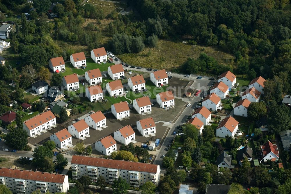 Aerial image Berlin - Residential area on Feldblumenweg - Gruene Trift on the outskirts of the district Koepenick in Berlin. The company cds Wohnbau Berlin GmbH plans to the forest to build a new housing estate with double rooms and townhouses