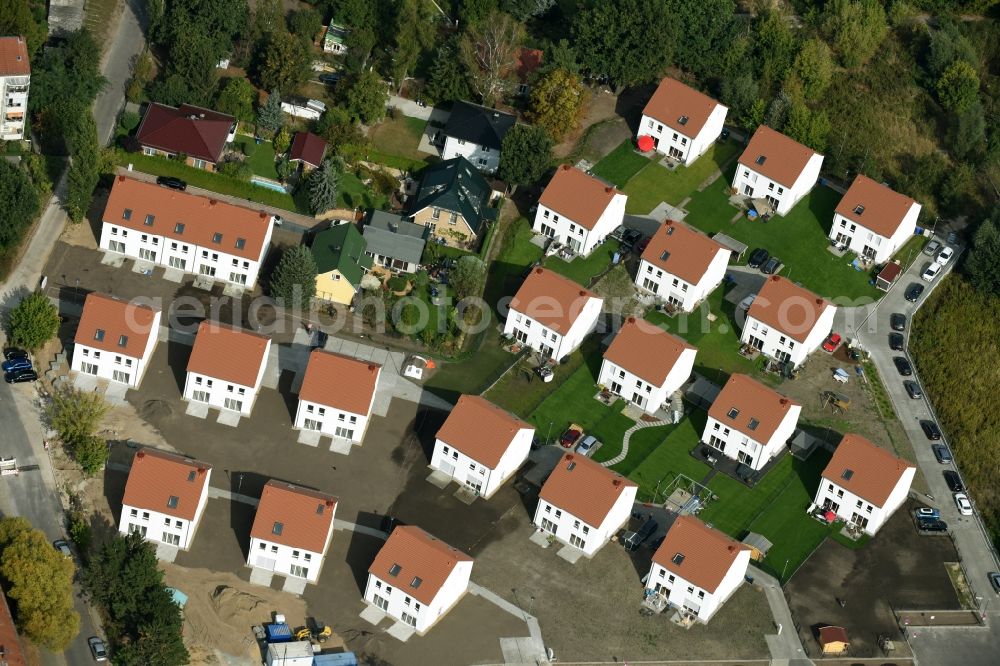 Berlin from the bird's eye view: Residential area on Feldblumenweg - Gruene Trift on the outskirts of the district Koepenick in Berlin. The company cds Wohnbau Berlin GmbH plans to the forest to build a new housing estate with double rooms and townhouses