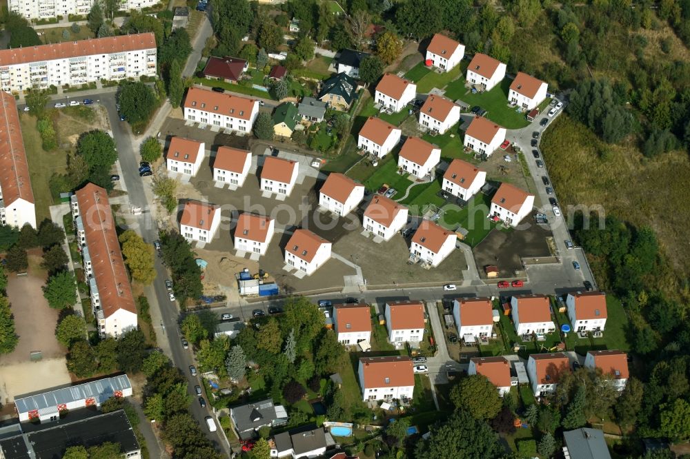 Aerial image Berlin - Residential area on Feldblumenweg - Gruene Trift on the outskirts of the district Koepenick in Berlin. The company cds Wohnbau Berlin GmbH plans to the forest to build a new housing estate with double rooms and townhouses