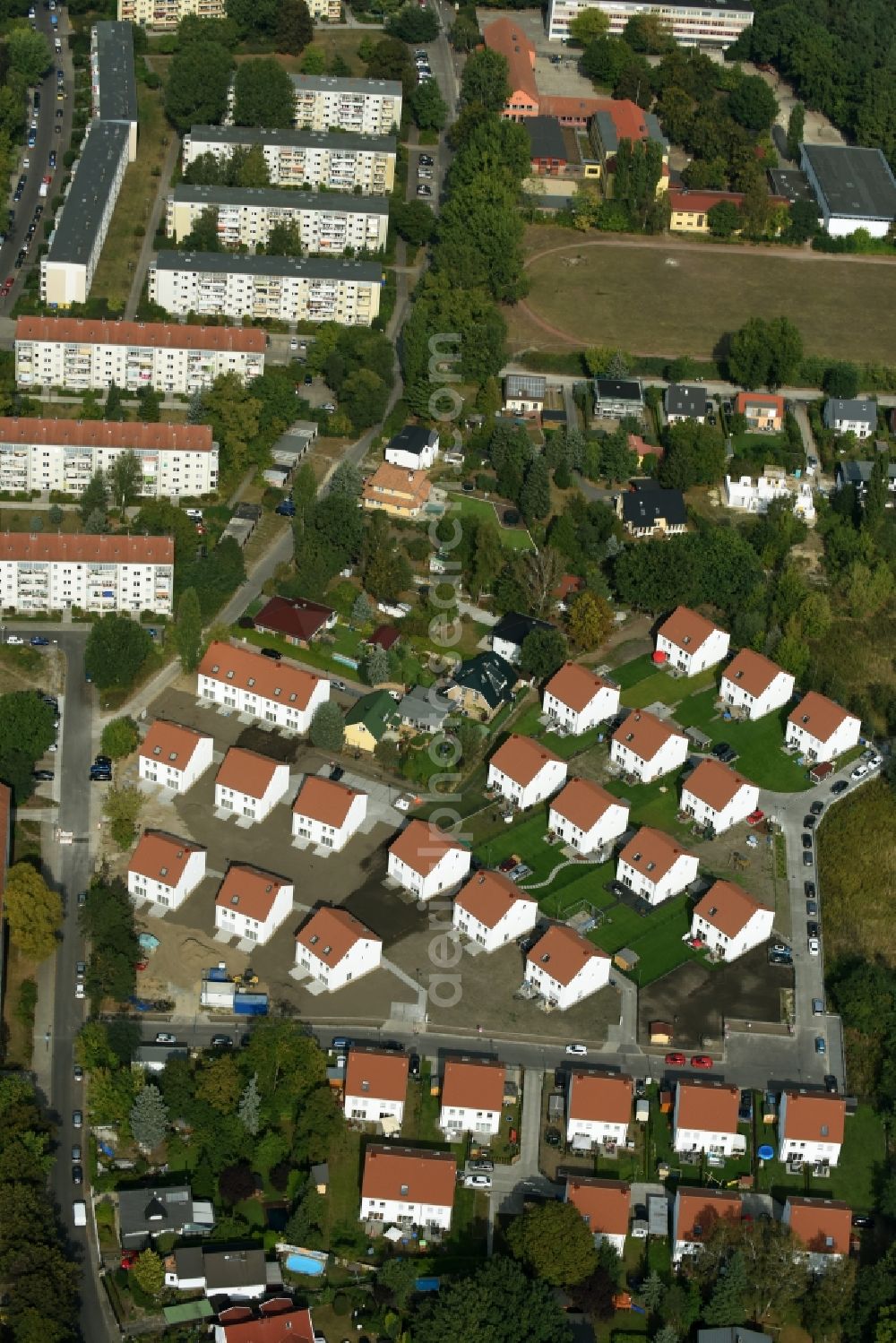 Aerial photograph Berlin - Residential area on Feldblumenweg - Gruene Trift on the outskirts of the district Koepenick in Berlin. The company cds Wohnbau Berlin GmbH plans to the forest to build a new housing estate with double rooms and townhouses