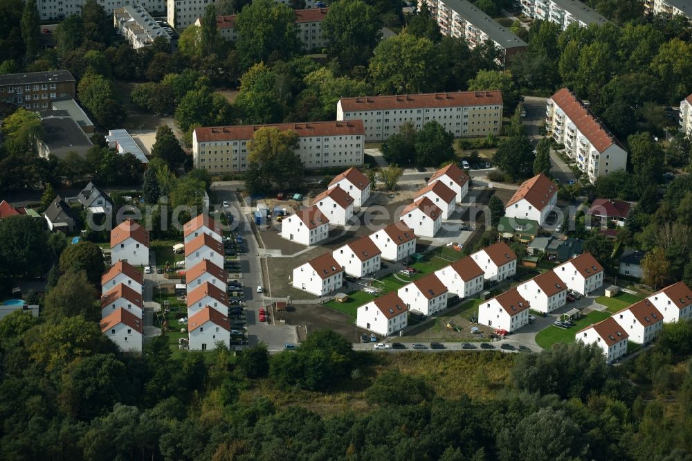 Berlin from the bird's eye view: Residential area on Feldblumenweg - Gruene Trift on the outskirts of the district Koepenick in Berlin. The company cds Wohnbau Berlin GmbH plans to the forest to build a new housing estate with double rooms and townhouses