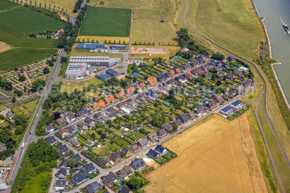 Büderich from the bird's eye view: Residential areas on the edge of agricultural land in Büderich at Ruhrgebiet in the state North Rhine-Westphalia, Germany