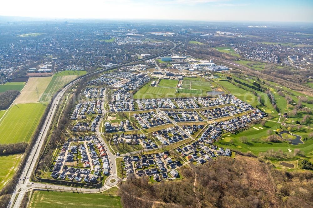 Brackeler Feld from the bird's eye view: Residential areas on the edge of agricultural land in Brackeler Feld in the state North Rhine-Westphalia, Germany