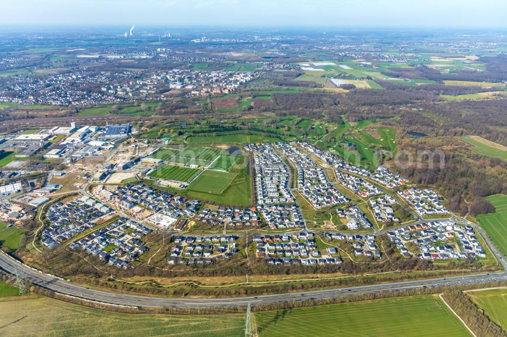 Brackeler Feld from the bird's eye view: Residential areas on the edge of agricultural land in Brackeler Feld in the state North Rhine-Westphalia, Germany