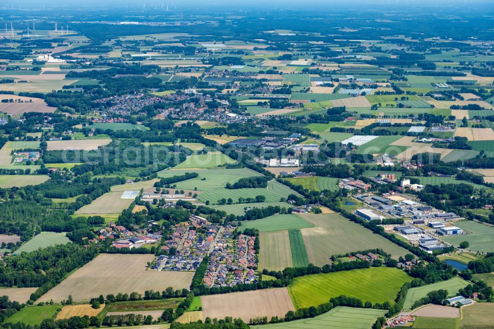 Calveslage from the bird's eye view: Residential areas on the edge of agricultural land on street Wiesenweg in Calveslage in the state Lower Saxony, Germany