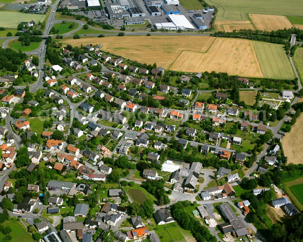 Döhlau from the bird's eye view: Residential areas on the edge of agricultural land in Döhlau in the state Bavaria, Germany