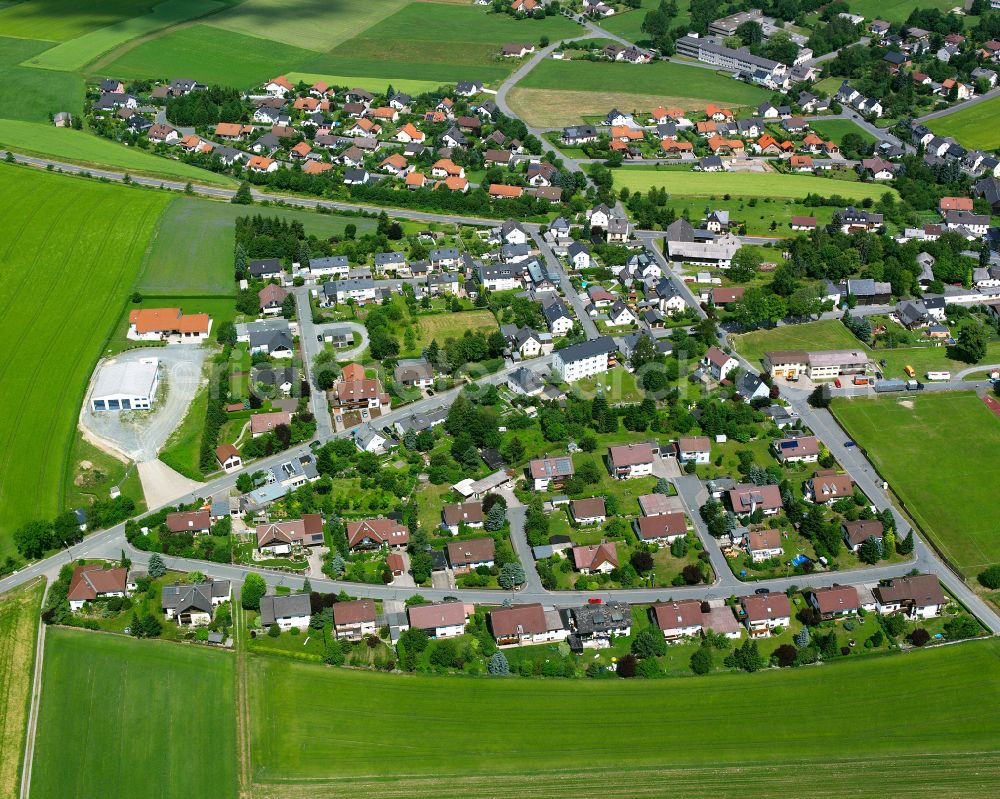 Hadermannsgrün from the bird's eye view: Residential areas on the edge of agricultural land in Hadermannsgrün in the state Bavaria, Germany