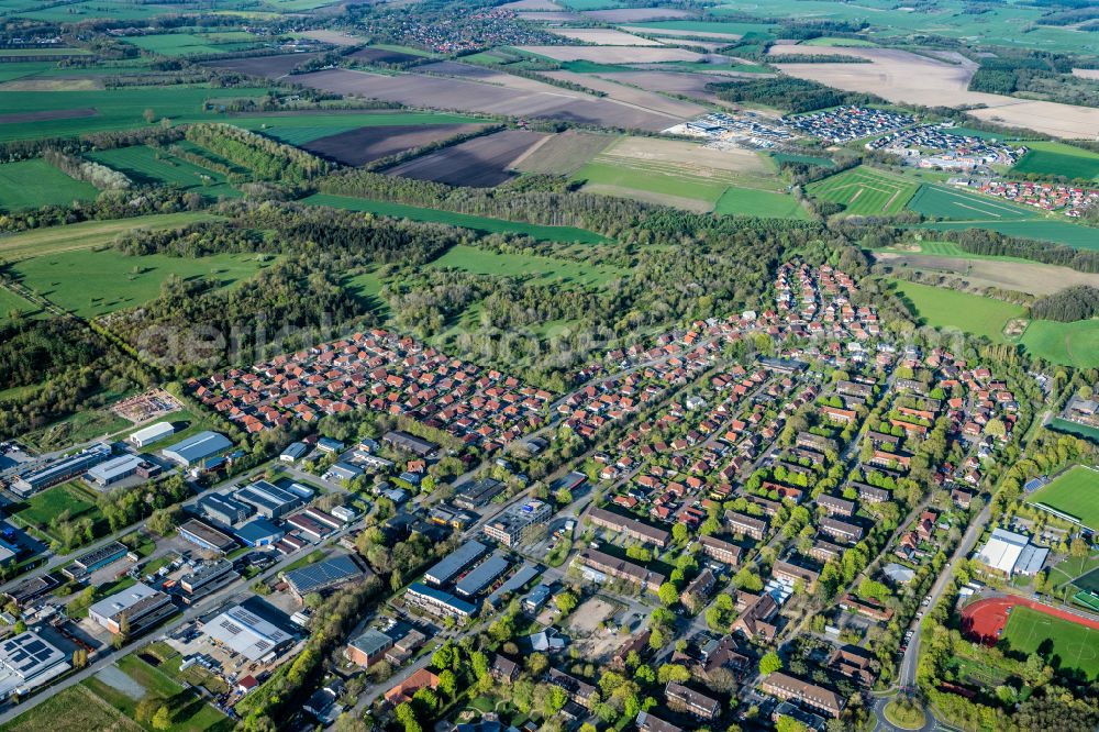 Stade from the bird's eye view: Residential areas on the edge of agricultural land on street Wilhelm-Milius-Weg in the district Ottenbeck in Stade in the state Lower Saxony, Germany