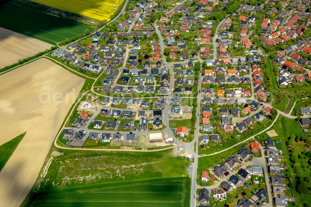 Rieth from the bird's eye view: Residential areas on the edge of agricultural land in Rieth in the state North Rhine-Westphalia, Germany