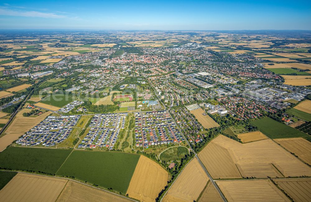 Soest from the bird's eye view: Residential areas on the edge of agricultural land in Soest in the state North Rhine-Westphalia, Germany