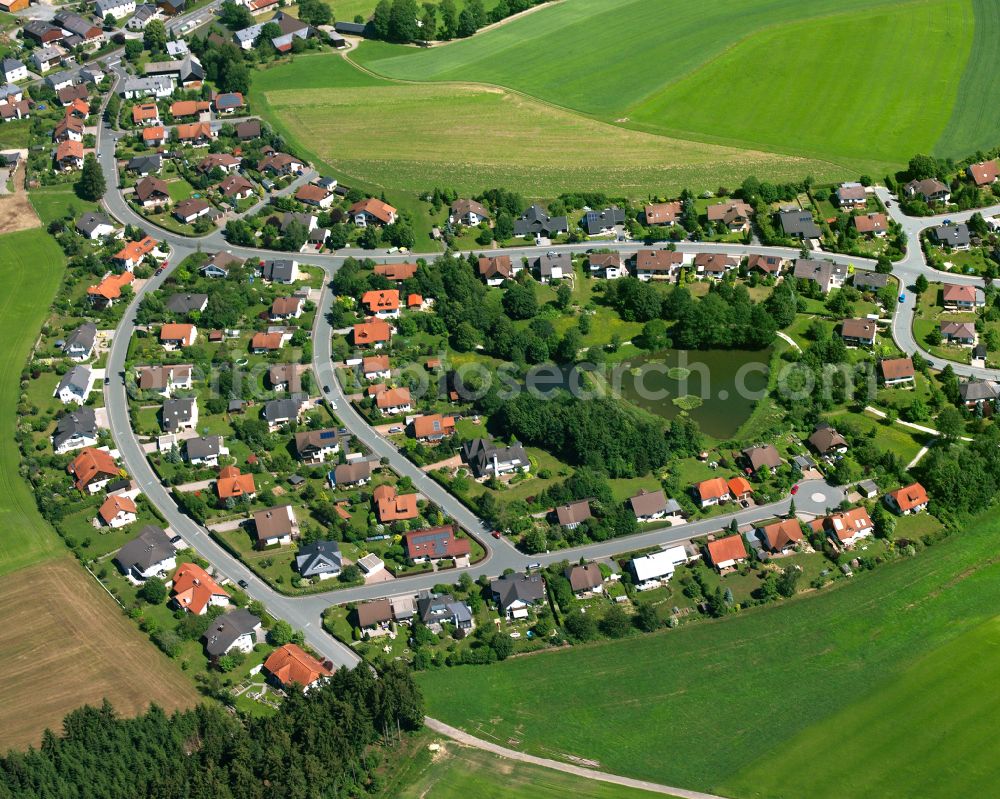 Aerial photograph Straas - Residential areas on the edge of agricultural land in Straas in the state Bavaria, Germany