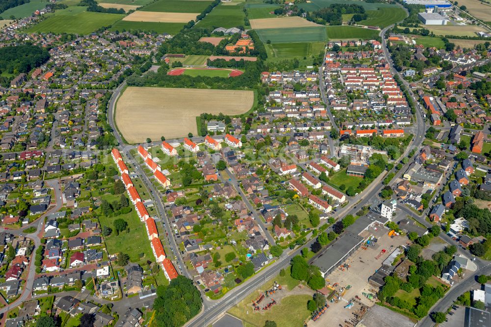 Werne from the bird's eye view: Residential areas on the edge of agricultural land in Werne at Ruhrgebiet in the state North Rhine-Westphalia, Germany