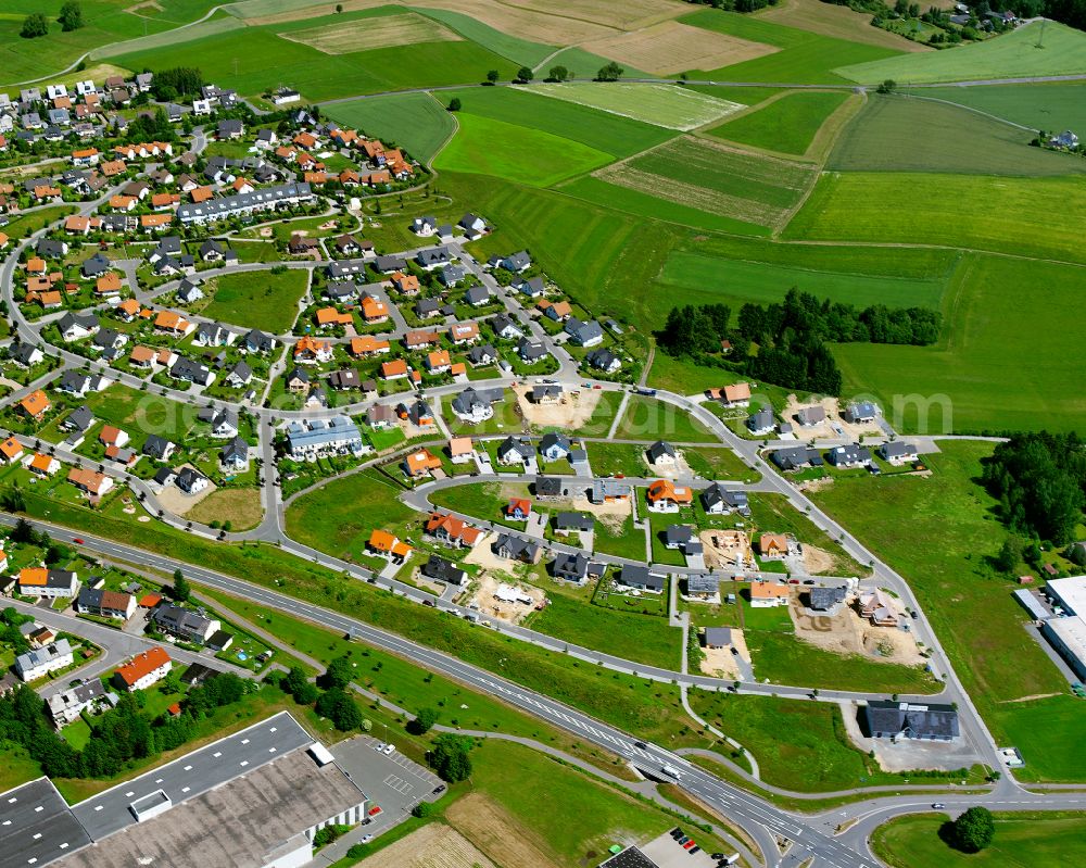 Wüstenselbitz from the bird's eye view: Residential areas on the edge of agricultural land in Wüstenselbitz in the state Bavaria, Germany