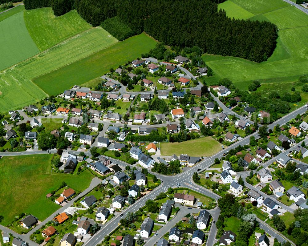 Wüstenselbitz from the bird's eye view: Residential areas on the edge of agricultural land in Wüstenselbitz in the state Bavaria, Germany