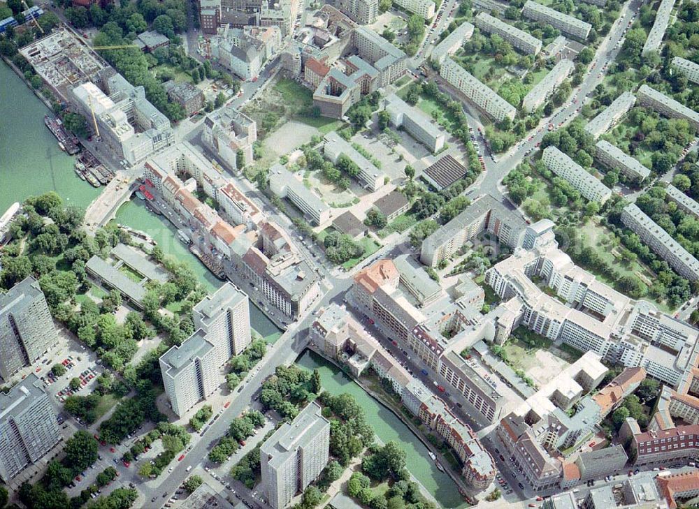 Aerial photograph Berlin - Wohngebiet an der Fischerinsel in Berlin - Mitte.