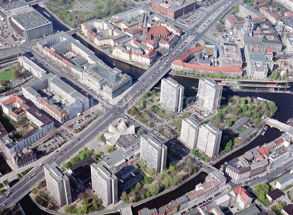 Aerial photograph Berlin - Friedrichshain - Wohngebiet an der Fischerinsel in Berlin - Mitte