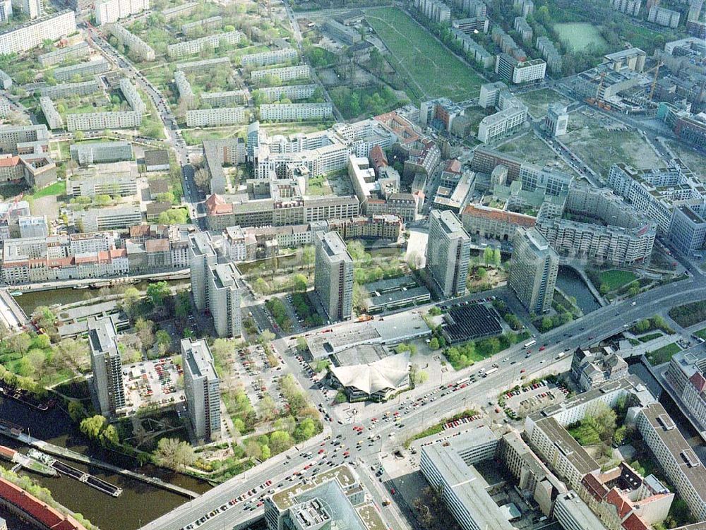 Aerial image Berlin - Friedrichshain - Wohngebiet an der Fischerinsel in Berlin - Mitte