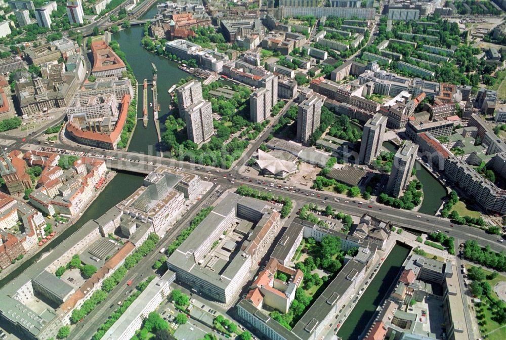 Berlin from the bird's eye view: Residential area at Fischerinsel in Berlin - Mitte