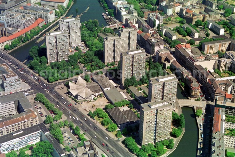 Berlin from the bird's eye view: Residential area at Fischerinsel in Berlin - Mitte