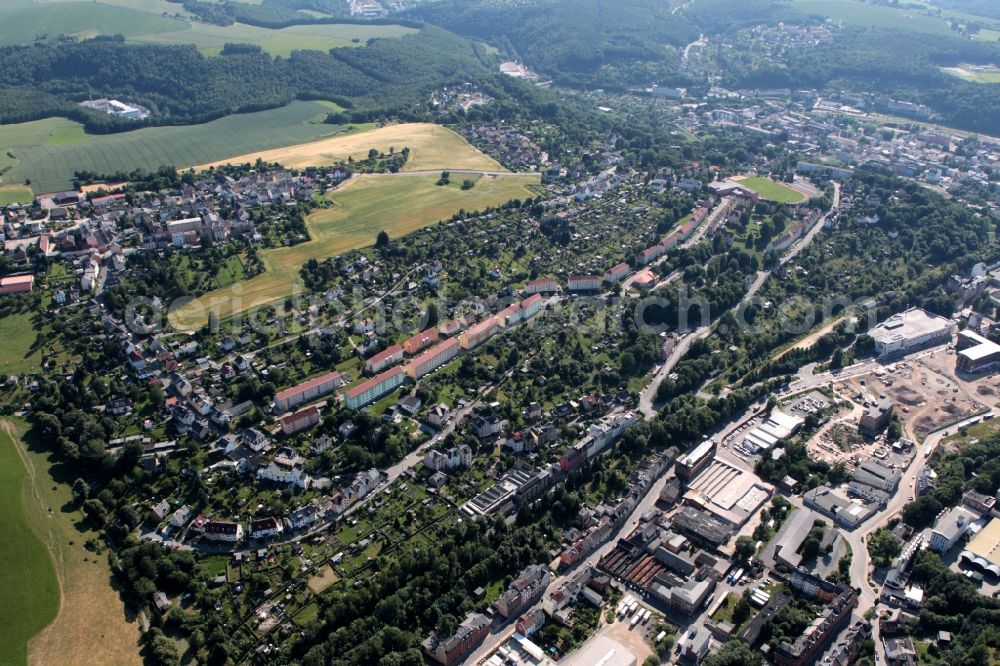 Greiz from the bird's eye view: Along the Fritz-Feustel Street and Rauner road in Greiz in Thuringia is lined with apartment buildings that were built in the communist era. Managed the homes of the Greizer Charitable Housing Association. To the west of Hain Mountain is a sports area with football, athletics stadium, tennis center and other training opportunities that can be used by several sports clubs. Not far from the residential area there are several small gardens