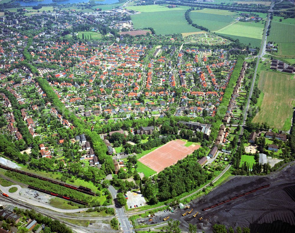 Kamp-Lintfort from above - Blick auf das Wohngebiet Friedrich-Heinrich / Stadtteil Alt-Siedlung, es wurde ab 1907 für die Bergarbeiter der Steinkohlenzeche Friedrich-Heinrich (heute Bergwerk West) errichtet. Heute besitzt sie eine Größe von 76 ha und gilt als Siedlung mit hoher Lebens- und Wohnqualität. Residential area / district of Alt-settlement in Kamp-Lintfort on the Lower Rhin.