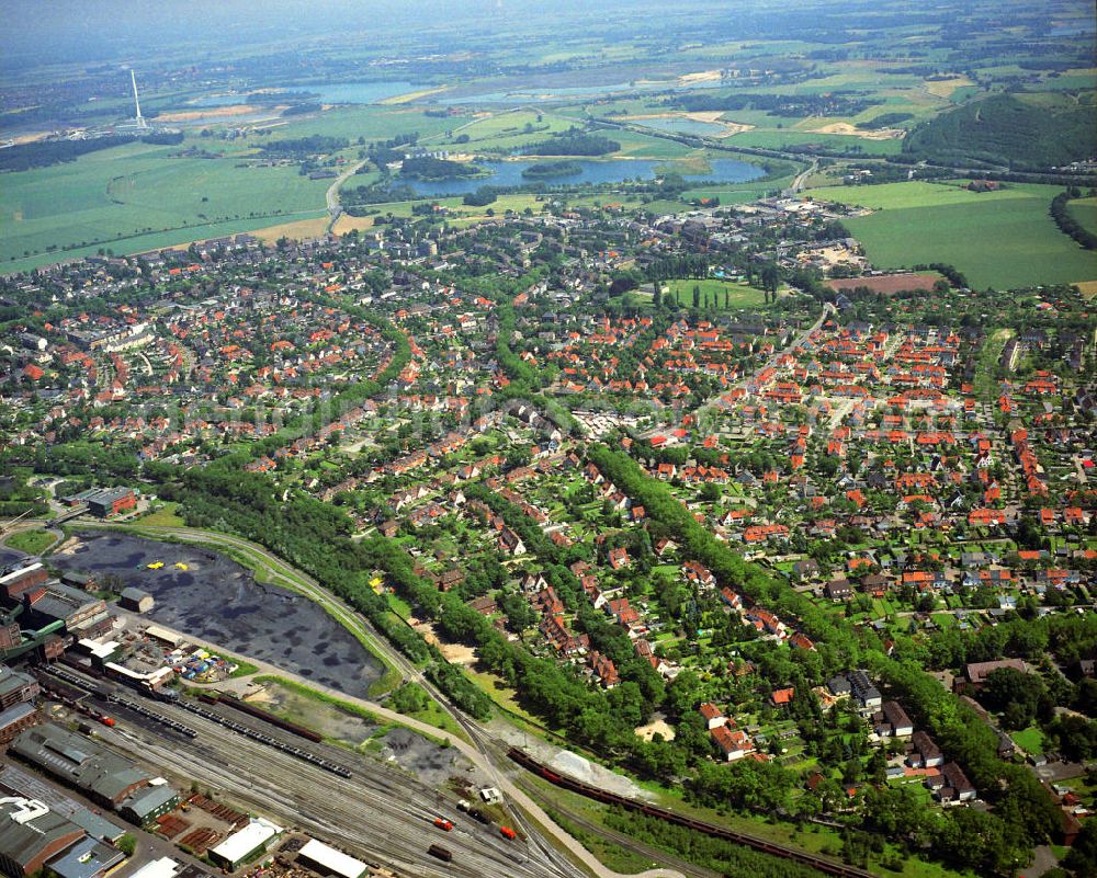 Kamp-Lintfort from the bird's eye view: Blick auf das Wohngebiet Friedrich-Heinrich / Stadtteil Alt-Siedlung, es wurde ab 1907 für die Bergarbeiter der Steinkohlenzeche Friedrich-Heinrich (heute Bergwerk West) errichtet. Heute besitzt sie eine Größe von 76 ha und gilt als Siedlung mit hoher Lebens- und Wohnqualität. Residential area / district of Alt-settlement in Kamp-Lintfort on the Lower Rhin.