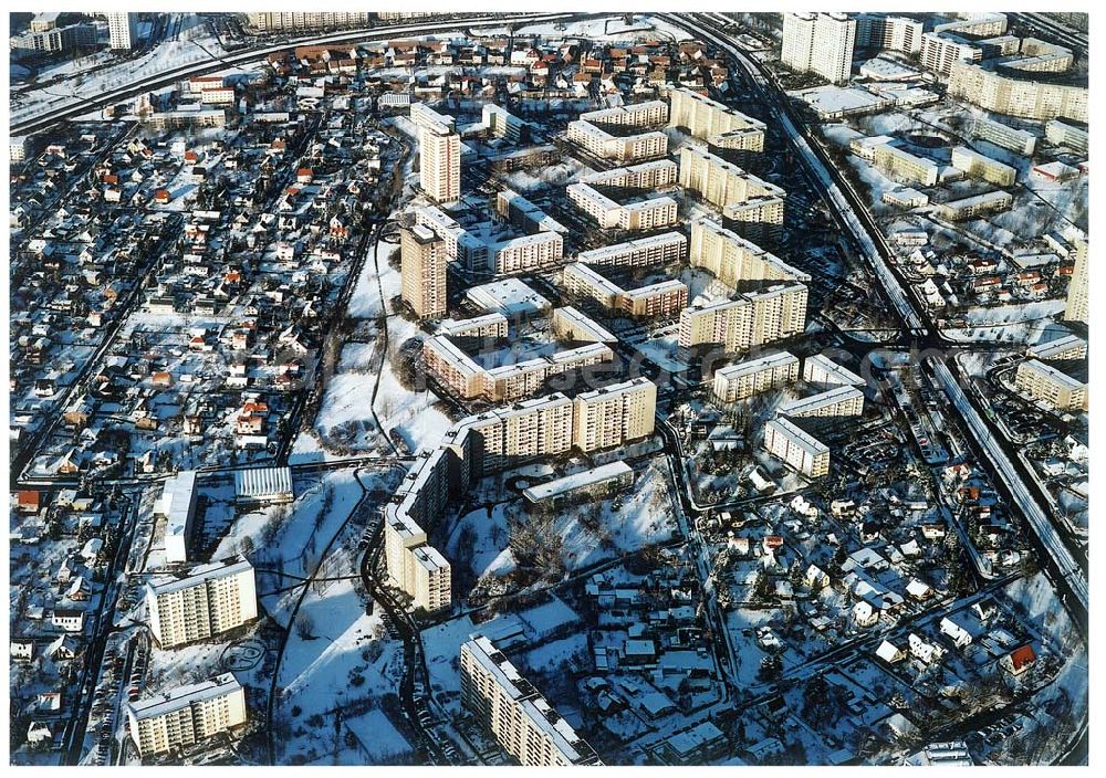 Berlin - Marzahn from above - Wohngebiet an der Geißenweide / Alle der Kosmonauten in Berlin - Marzahn in winterlicher Stimmung.