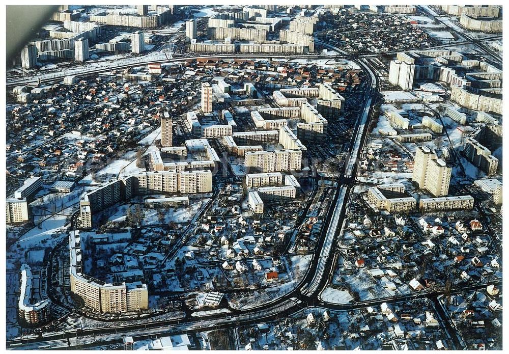 Aerial image Berlin - Marzahn - Wohngebiet an der Geißenweide / Alle der Kosmonauten in Berlin - Marzahn in winterlicher Stimmung.