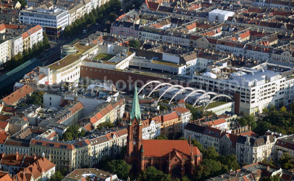 Aerial photograph Berlin Prenzlauer Berg - Residential area at the Gethsemane Church at Stargarder street in Prenzlauer Berg district of Berlin. In the background, the mall Schoenhauser Allee Arcaden mfi management AG