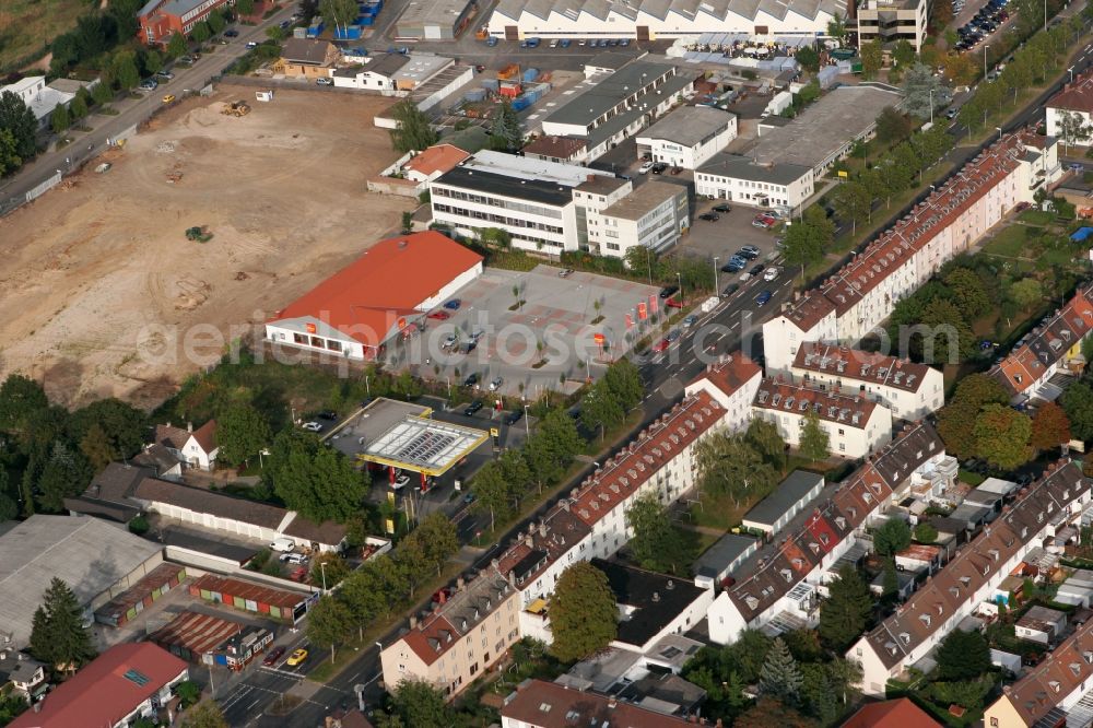 Wiesbaden Mainz-Kostheim from the bird's eye view: Residential area with apartment buildings as well as supermarket and petrol station along the Hochheimer Strasse. Furthermore, construction site for the construction of row houses along Waldhofstrasse in Mainz-Kostheim district in Wiesbaden in Hesse