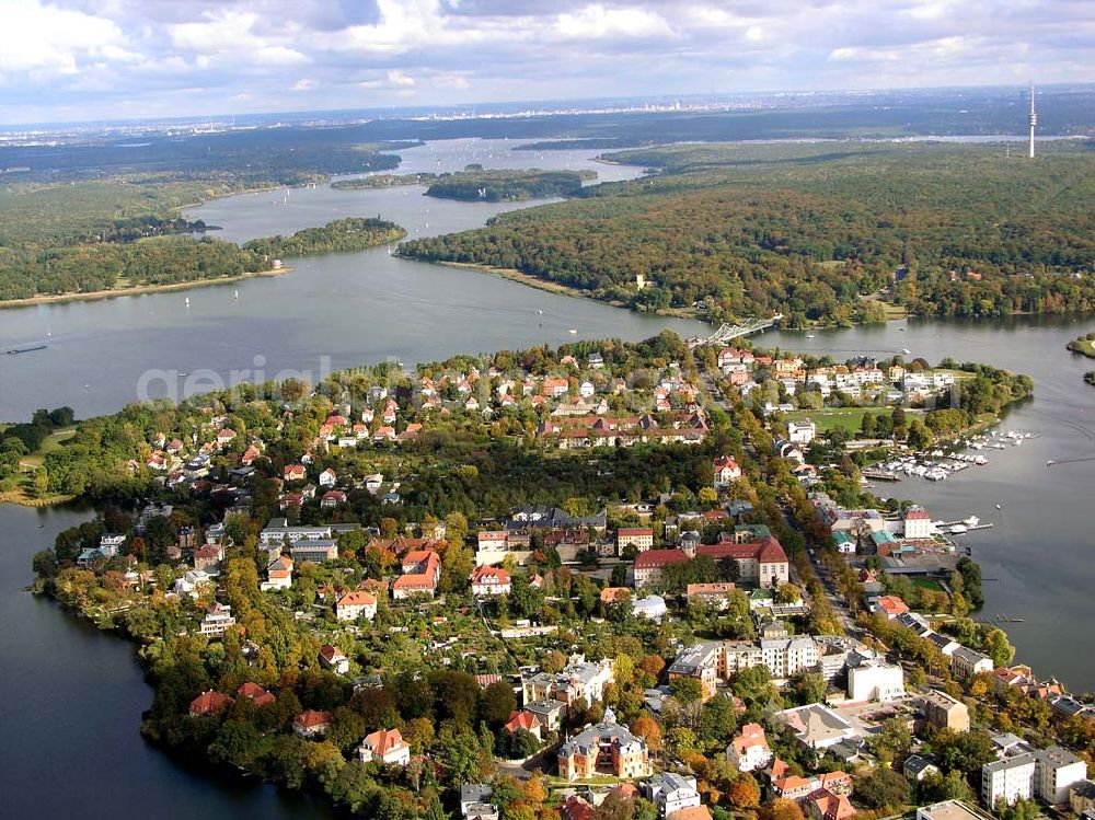 Potsdam from above - 07.10.2004 Blick auf das Wohgebiet am Glienicker Horn mit der Glienicker Brücke im Potsdamer Stadtbezirk Berliner Vorstadt.